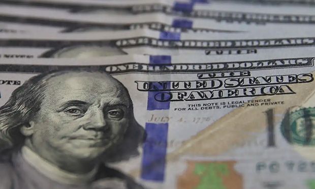 Dólar fecha abaixo de R$ 5 pela primeira vez em mais de dois anos