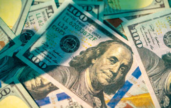 Dólar registrou leve queda de 0,18% em relação ao real, cotado a R$ 4,97