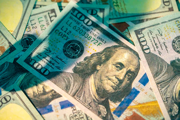 Dólar registrou leve queda de 0,18% em relação ao real, cotado a R$ 4,97