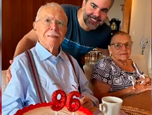 Ex-presidente, José Sarney completa 96 anos com bolo do Flamengo
