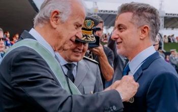 Exército passa vergonha e homenageia Luciano Huck com medalha oficial
