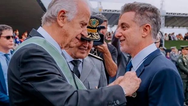 Exército passa vergonha e homenageia Luciano Huck com medalha oficial