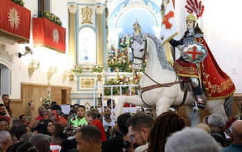 Fiéis se concentram no centro do Rio para celebrar dia de São Jorge