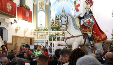 Fiéis se concentram no centro do Rio para celebrar dia de São Jorge