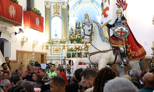 Fiéis se concentram no centro do Rio para celebrar dia de São Jorge