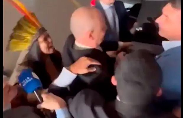 Flávio Bolsonaro é chamado de “miliciano” por líder indígena