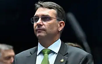Flávio Bolsonaro reage ao voto de Moraes para condenar Eduardo