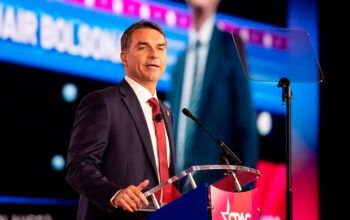 Folha critica “golpismo de Flávio Bolsonaro” e pede explicações sobre rachadinhas e milicianos