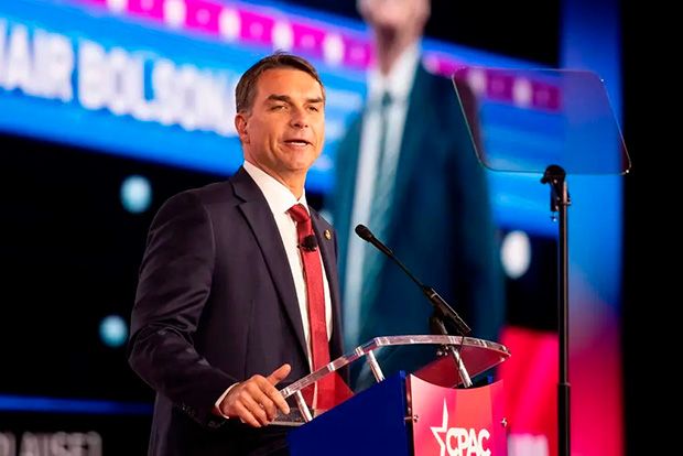 Folha critica “golpismo de Flávio Bolsonaro” e pede explicações sobre rachadinhas e milicianos