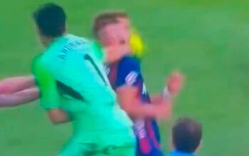 Goleiro se revolta após expulsão e dá soco em adversário