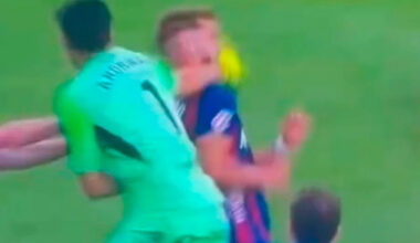 Goleiro se revolta após expulsão e dá soco em adversário