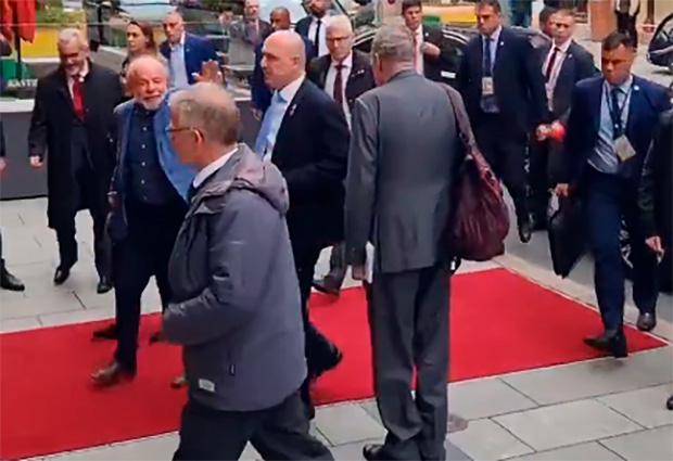 Lula chega à Alemanha em meio a negociações estratégicas com o país