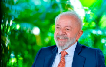 Lula recebe alta após cirurgias na cabeça e no pulso em hospital de SP