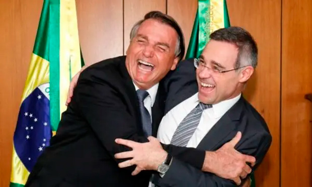 Mendonça trava julgamento no STF contra Eduardo Bolsonaro por difamação contra a deputada Tabata