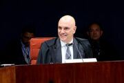 Moraes diz que críticas de políticos ao STF parecem “conversa de machão de bar”
