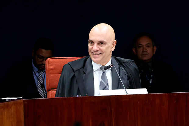 Moraes diz que críticas de políticos ao STF parecem “conversa de machão de bar”