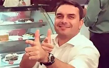 Moraes manda PF apurar crime de injúria de Flávio Bolsonaro contra Lula após nova fake news