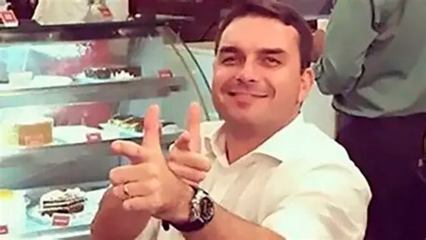 Moraes manda PF apurar crime de injúria de Flávio Bolsonaro contra Lula após nova fake news
