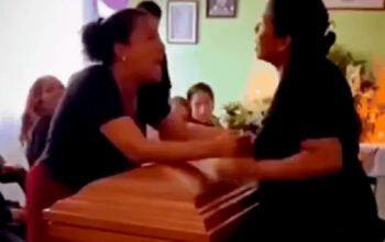 Mulheres descobrem que namoravam defunto em funeral e trocam tapas