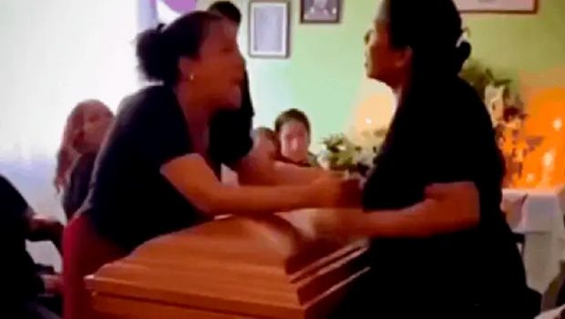 Mulheres descobrem que namoravam defunto em funeral e trocam tapas