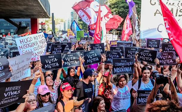 Mulheres fazem ato na Avenida Paulista em defesa do PL da Misoginia Ato ocorreu um dia após presid