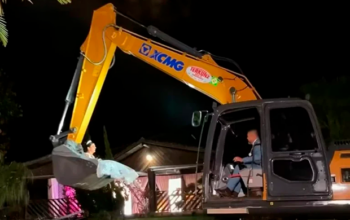 Noiva abandona carro tradicional e chega ao altar de escavadeira pilotada pelo noivo