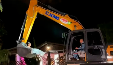 Noiva abandona carro tradicional e chega ao altar de escavadeira pilotada pelo noivo