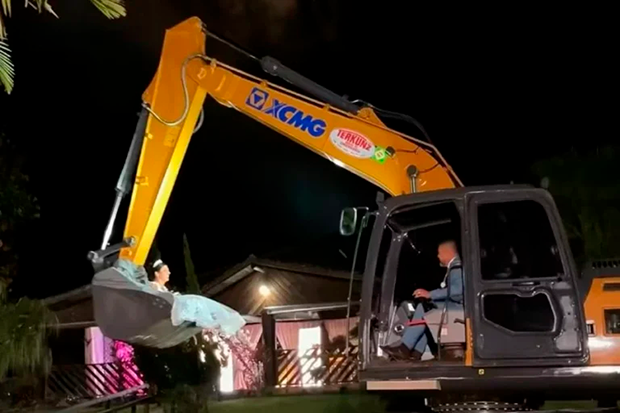 Noiva abandona carro tradicional e chega ao altar de escavadeira pilotada pelo noivo