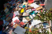 Prefeito bolsonarista de Osasco joga no lixo centenas de livros de biblioteca pública