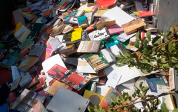 Prefeito bolsonarista de Osasco joga no lixo centenas de livros de biblioteca pública