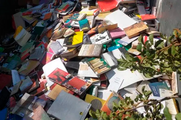 Prefeito bolsonarista de Osasco joga no lixo centenas de livros de biblioteca pública