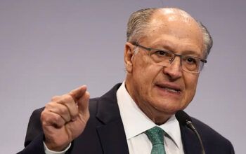 "Quem defende ditadura não devia nem ser candidato", diz Alckmin em indireta a Flávio Bolsonaro
