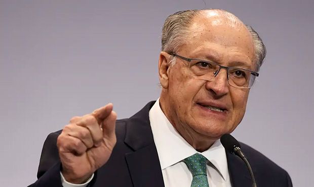 "Quem defende ditadura não devia nem ser candidato", diz Alckmin em indireta a Flávio Bolsonaro