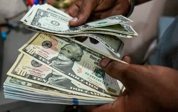 Dólar atinge R$ 5 pela 1ª vez em dois anos e Ibovespa bate novo recorde