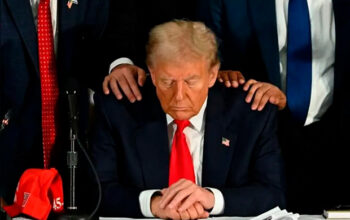 Trump anuncia leitura pública da Bíblia após aparecer como “Jesus” e brigar com o papa