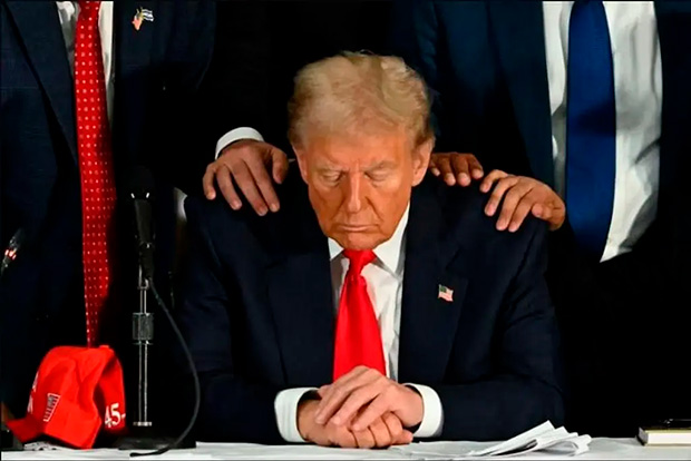 Trump anuncia leitura pública da Bíblia após aparecer como “Jesus” e brigar com o papa