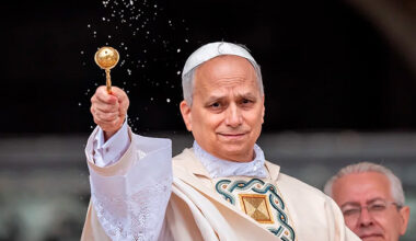 Papa Leão XIV reforça posição contra bênção formal a casais gays