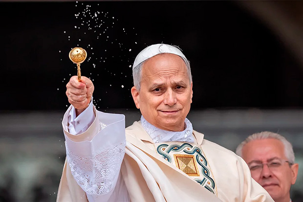 Papa Leão XIV reforça posição contra bênção formal a casais gays