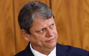 Deputado do PT denuncia Tarcísio por propaganda antecipada e uso da máquina pública