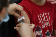 Vacinação nas escolas segue até dia 30 e meta é imunizar 27 milhões