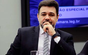 Em disputa pelo Senado, Feliciano confronta Flávio Bolsonaro em igreja