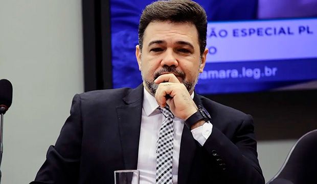 Em disputa pelo Senado, Feliciano confronta Flávio Bolsonaro em igreja