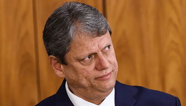 Deputado do PT denuncia Tarcísio por propaganda antecipada e uso da máquina pública