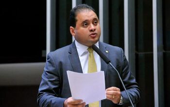 Relator apresenta parecer favorável à indicação de Jorge Messias ao STF