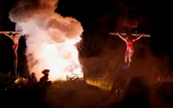 Via-Sacra leva 100 mil fiéis ao Morro da Capelinha, em dia de fé e oração