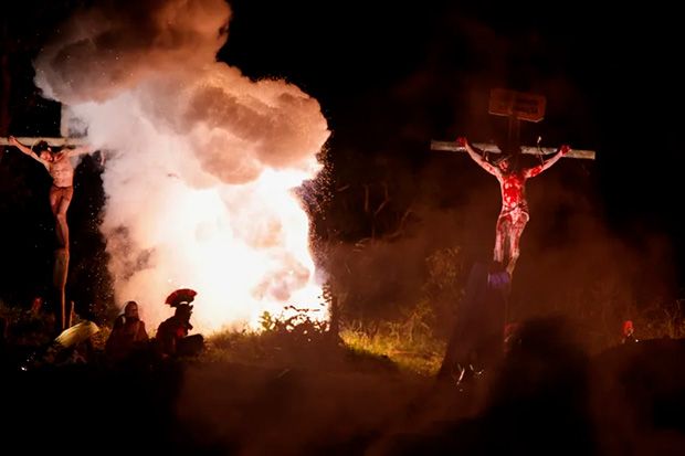 Via-Sacra leva 100 mil fiéis ao Morro da Capelinha, em dia de fé e oração