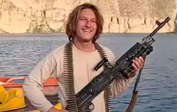 YouTuber invade ilha de tribo isolada, deixa Coca-Cola e pode pegar até 5 anos de prisão