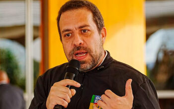"A história só piora", diz Boulos sobre Valdemar tentar normalizar relação entre Flávio Bolsonaro e Vorcaro