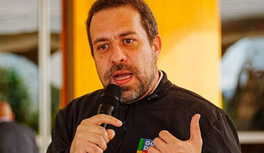 "A história só piora", diz Boulos sobre Valdemar tentar normalizar relação entre Flávio Bolsonaro e Vorcaro