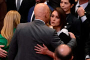 Abraço entre Michelle Bolsonaro e Alexandre de Moraes durante a posse de Kassio Nunes provocou ira entre bolsonaristas